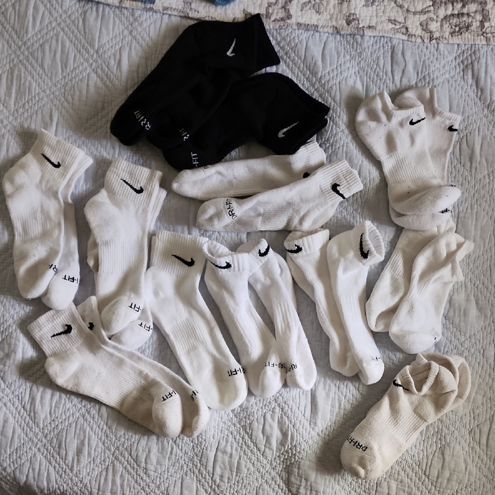 Nike Men's Black and White Socks Dri Fit Qtr And No Show Sz L